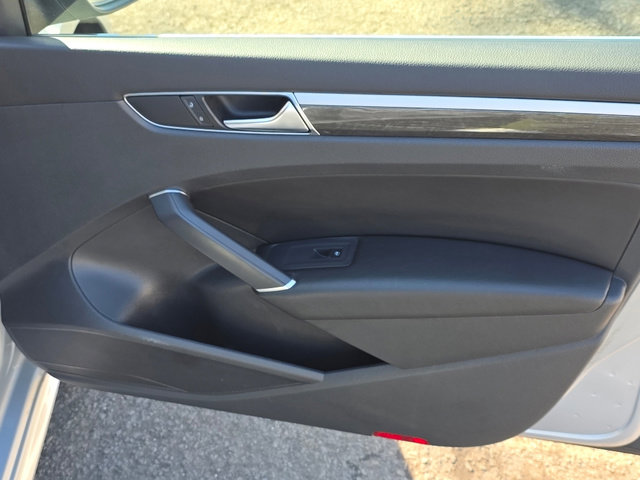 Used 2018 Volkswagen Passat 2.0T SE image 16