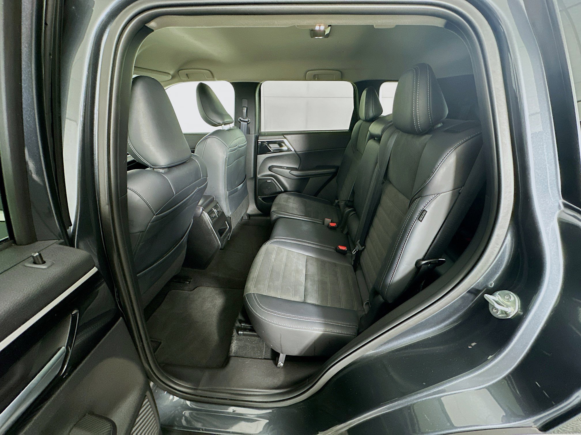 Used 2025 Mitsubishi Outlander SE AWD/4WD image 29