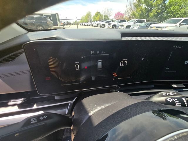 Used 2025 Kia Carnival FWD image 32