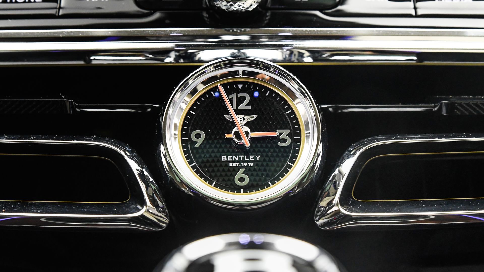 Certified 2024 Bentley Flying Spur Mulliner image 39