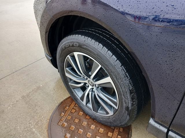 Used 2023 Toyota Venza LE image 28