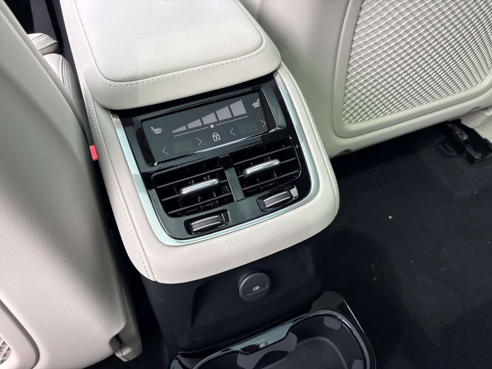 New 2026 Volvo XC90 T8 Ultra w/ Protection Package Premier AWD/4WD image 31