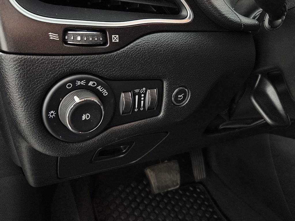 Used 2022 Jeep Cherokee Trailhawk w/ Technology Group B AWD/4WD image 25