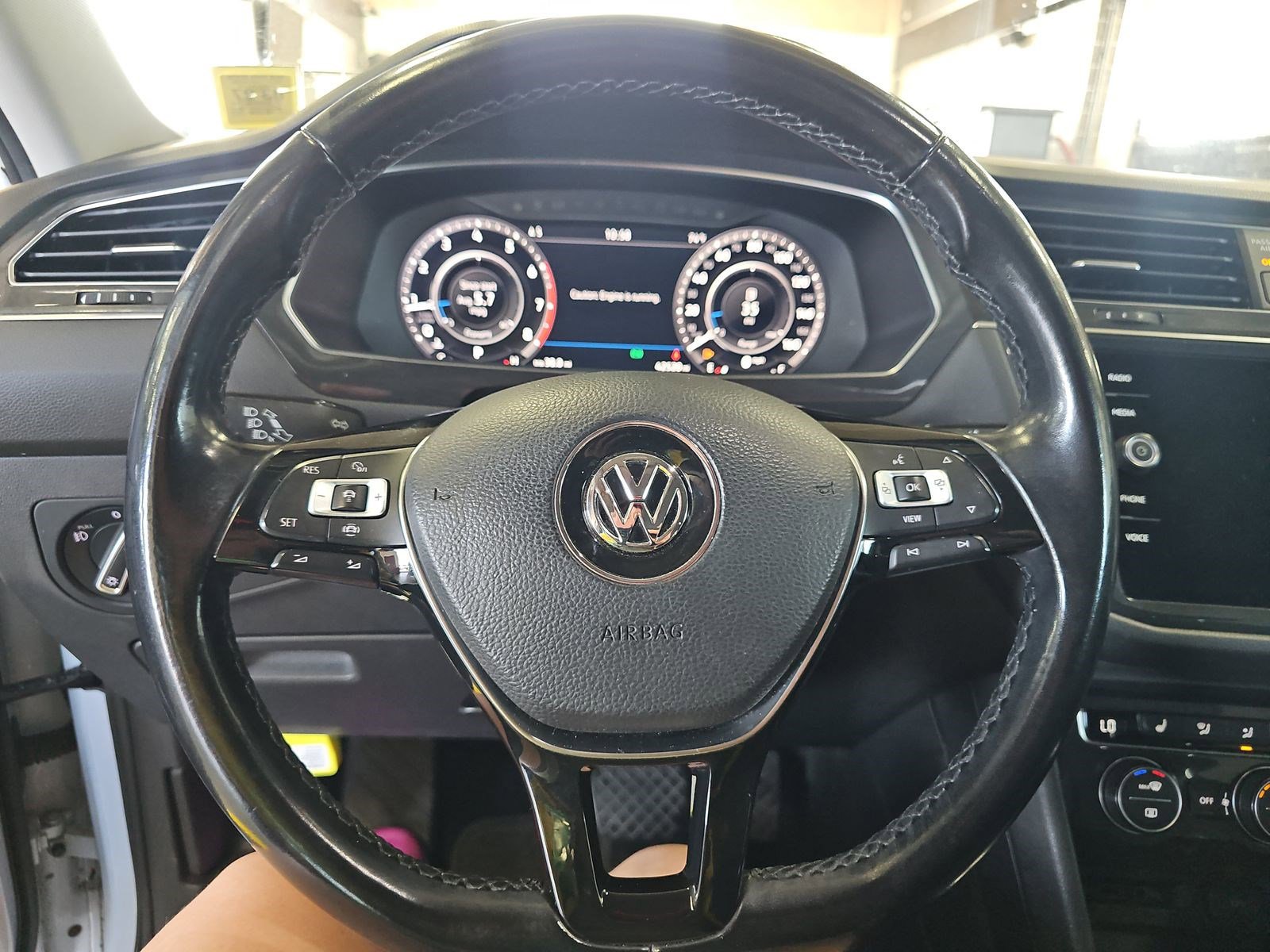 Used 2019 Volkswagen Tiguan SEL AWD/4WD image 16