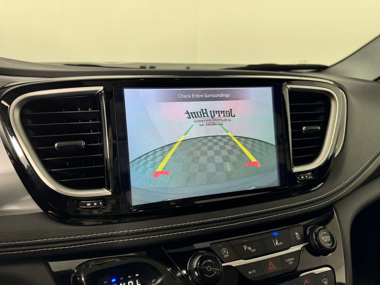 Used 2025 Chrysler Pacifica Limited image 19