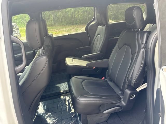 New 2027 Chrysler Pacifica Select w/ Family Tech Group AWD/4WD image 15