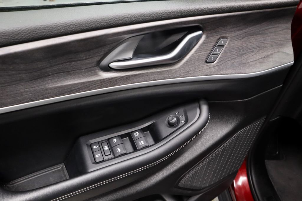 Used 2024 Jeep Grand Cherokee Limited w/ Luxury Tech Group II image 23