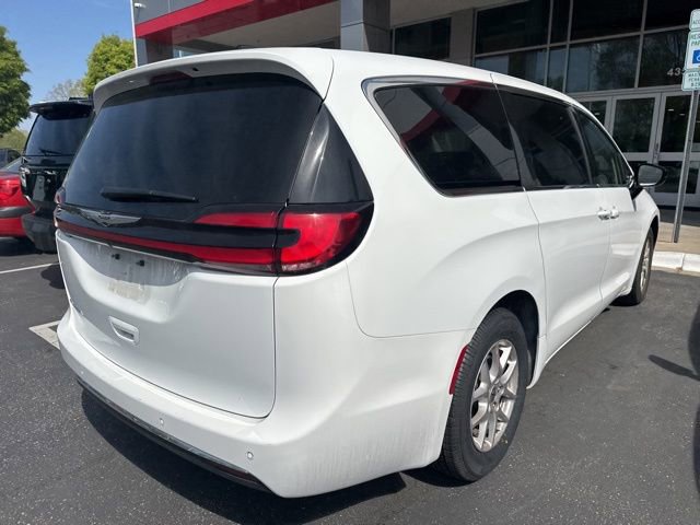 Used 2024 Chrysler Pacifica Touring-L image 6