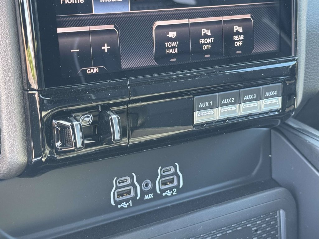 New 2026 RAM 2500 Laramie AWD/4WD image 19