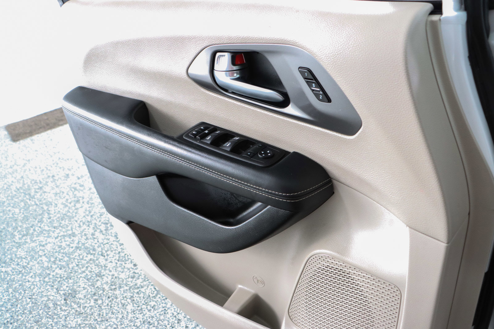 Used 2023 Chrysler Pacifica Touring-L image 21