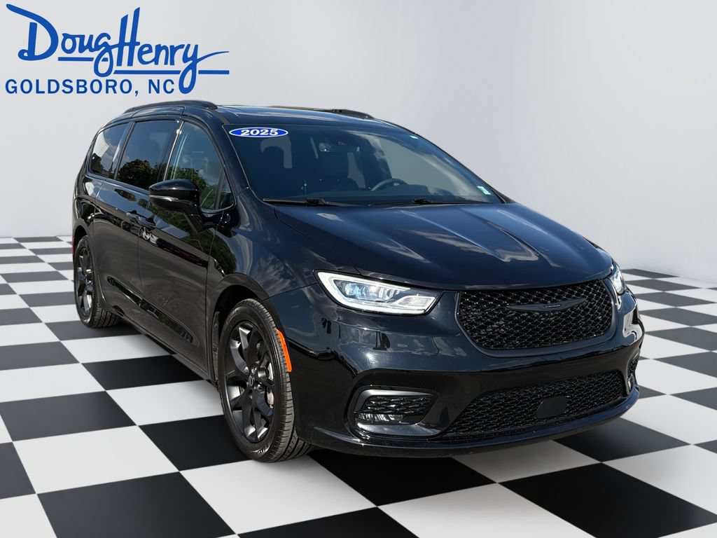 Used 2025 Chrysler Pacifica Limited FWD image 7