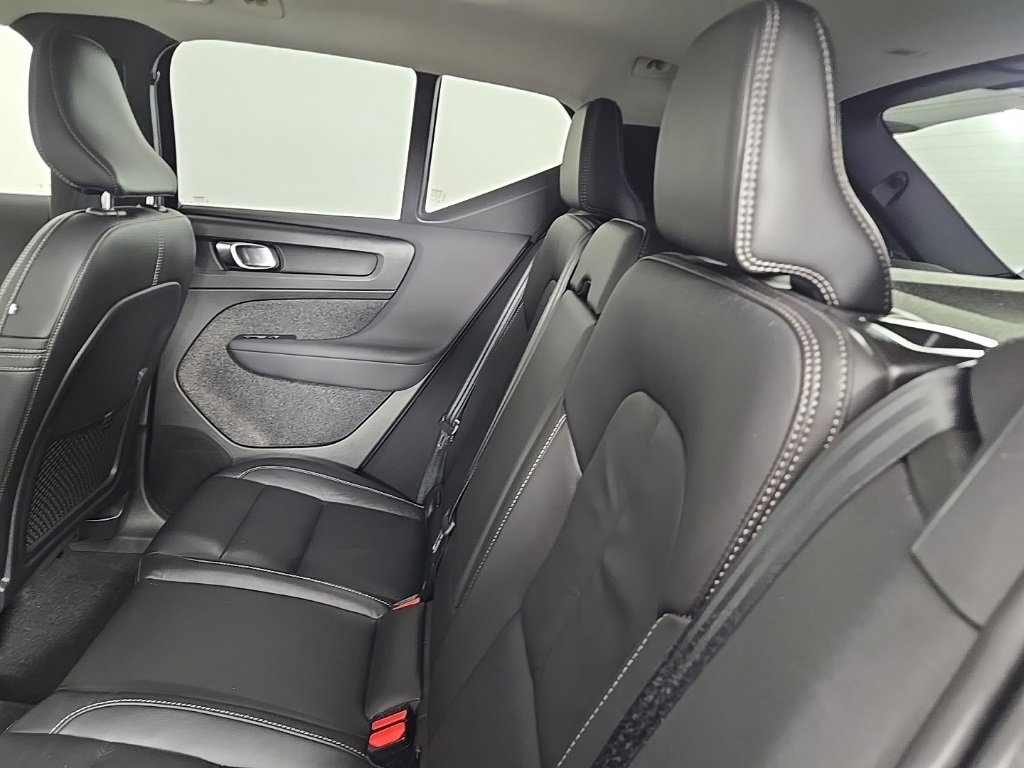 Certified 2023 Volvo XC40 B5 Plus w/ Protection Package Premier image 17