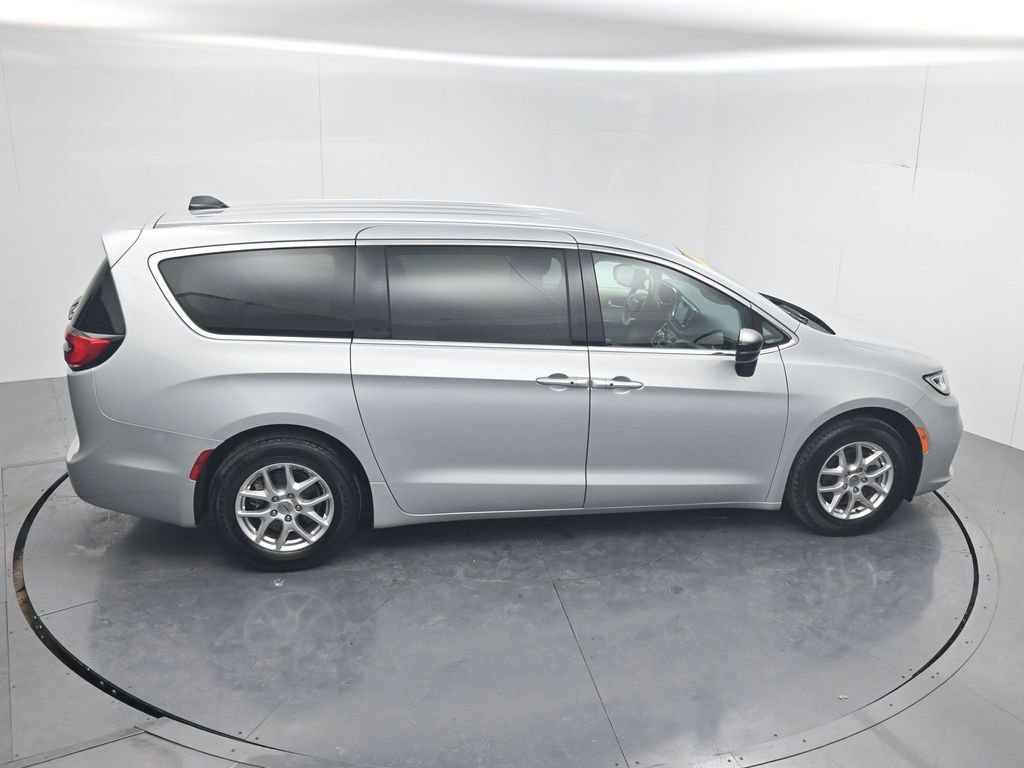 Used 2024 Chrysler Pacifica Touring-L image 53