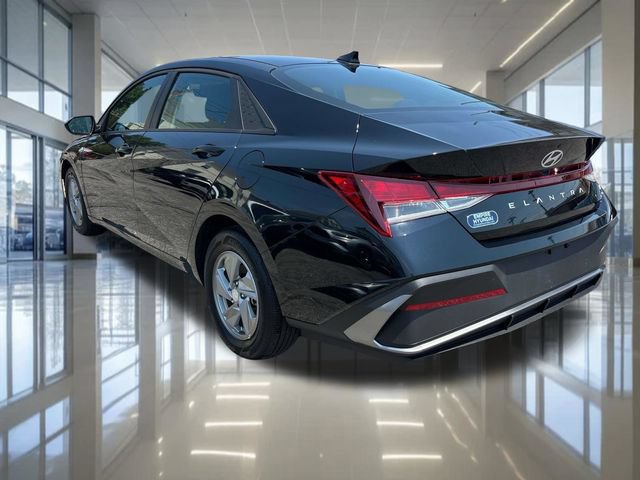 Used 2025 Hyundai Elantra SE FWD image 3