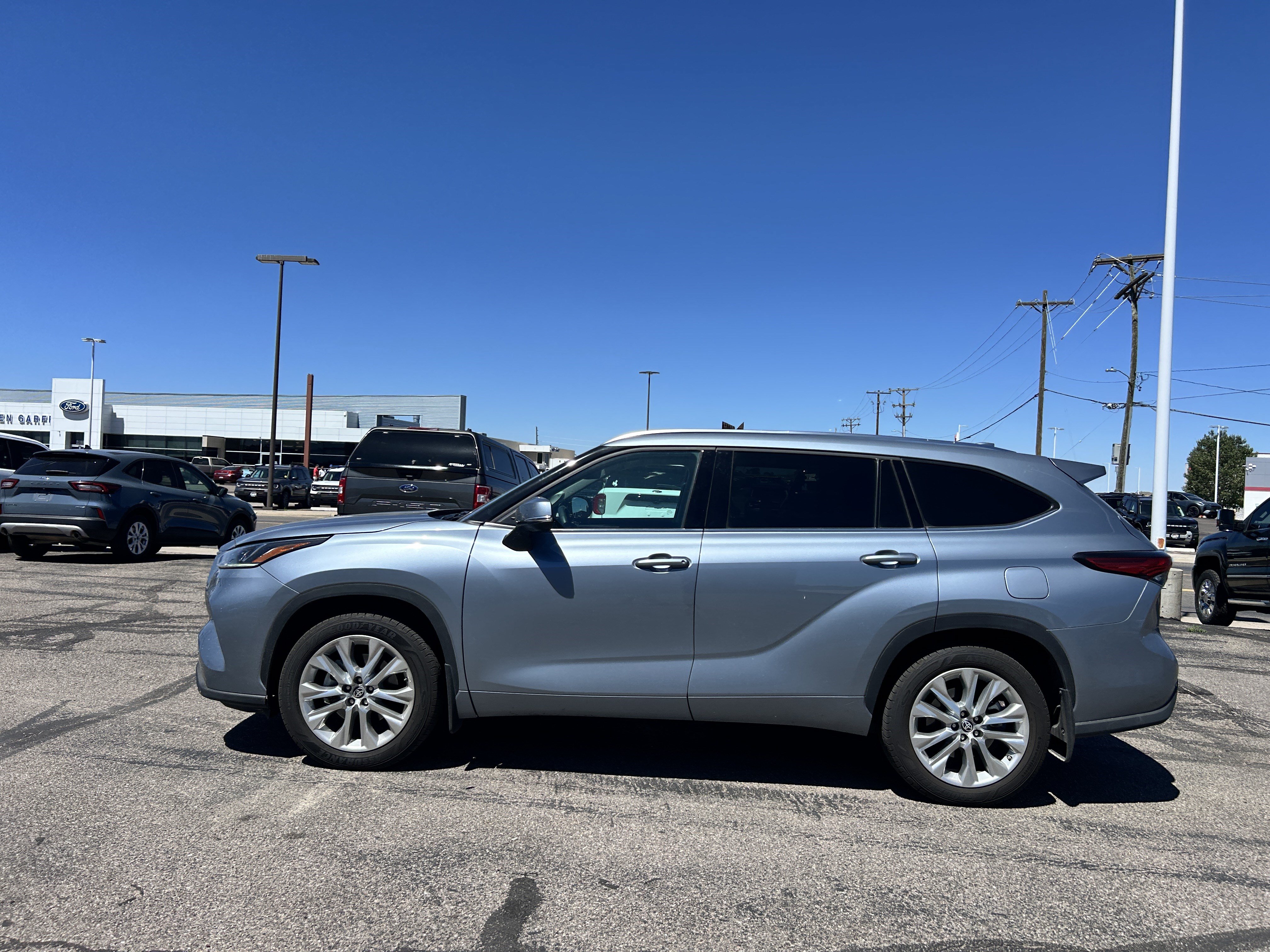 Used 2023 Toyota Highlander Limited AWD/4WD image 2