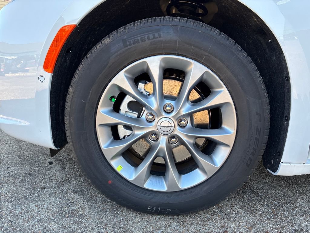 New 2026 Chrysler Pacifica Limited w/ Uconnect Theater Family Group image 28