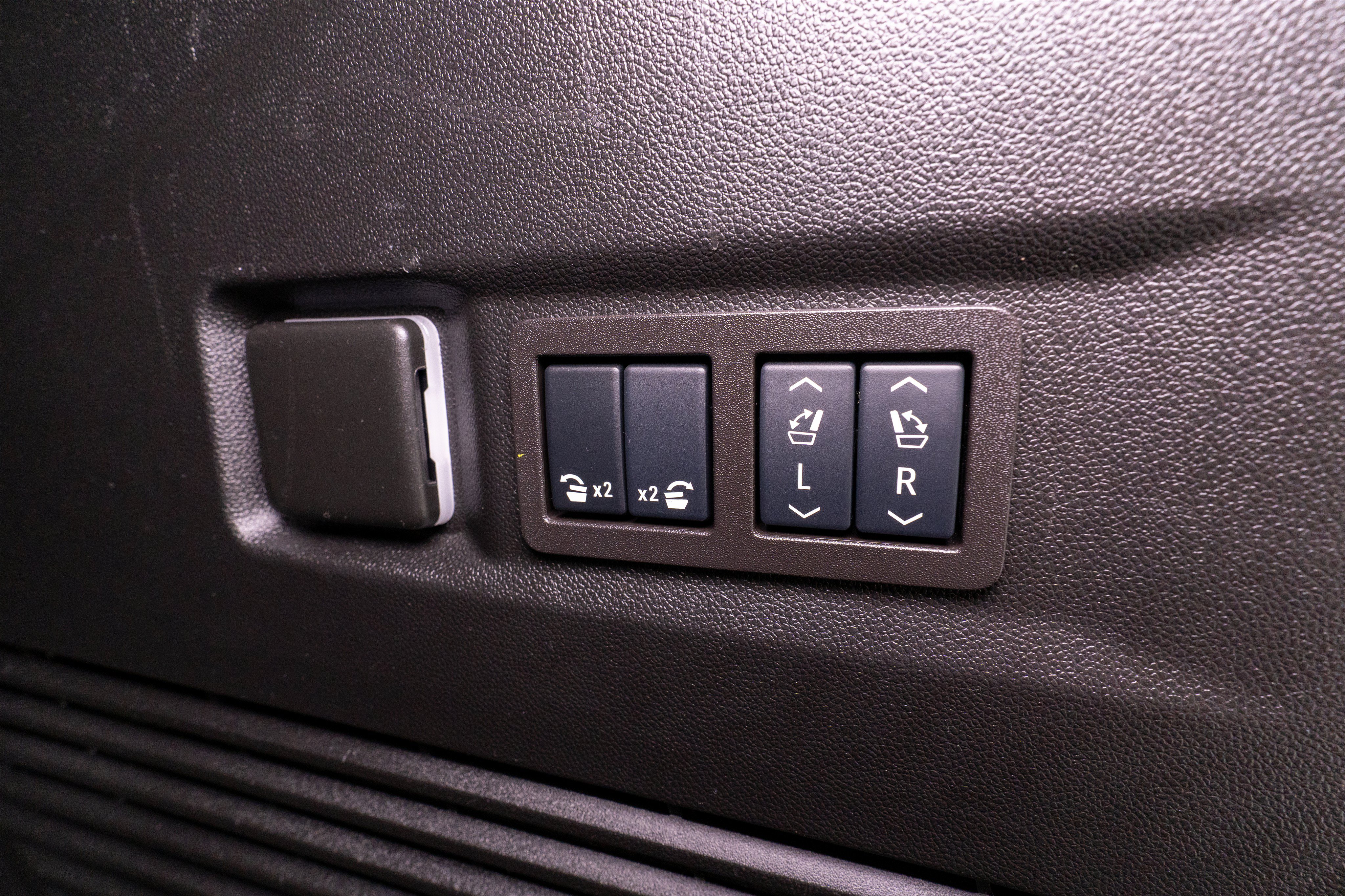 Used 2025 Chevrolet Tahoe High Country AWD/4WD image 37