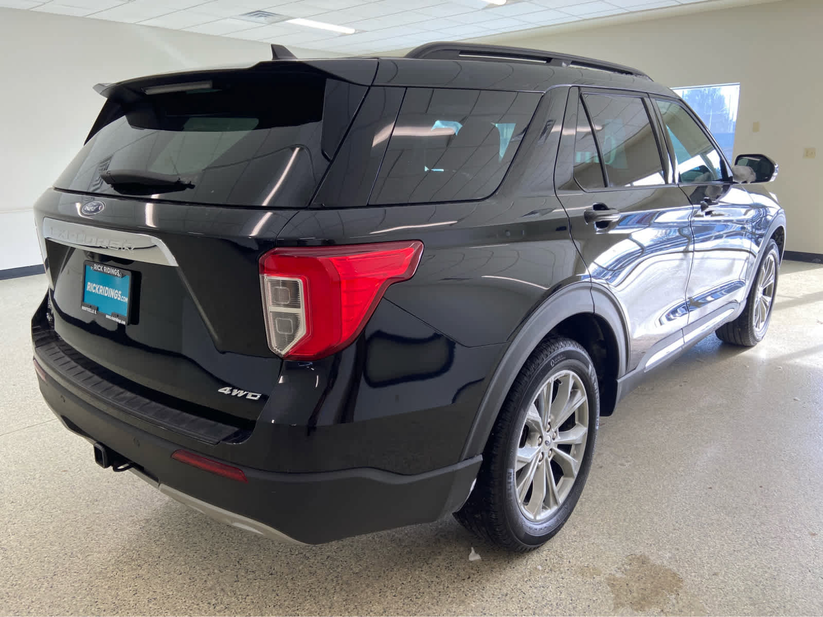 Used 2023 Ford Explorer XLT w/ Equipment Group 202A image 7