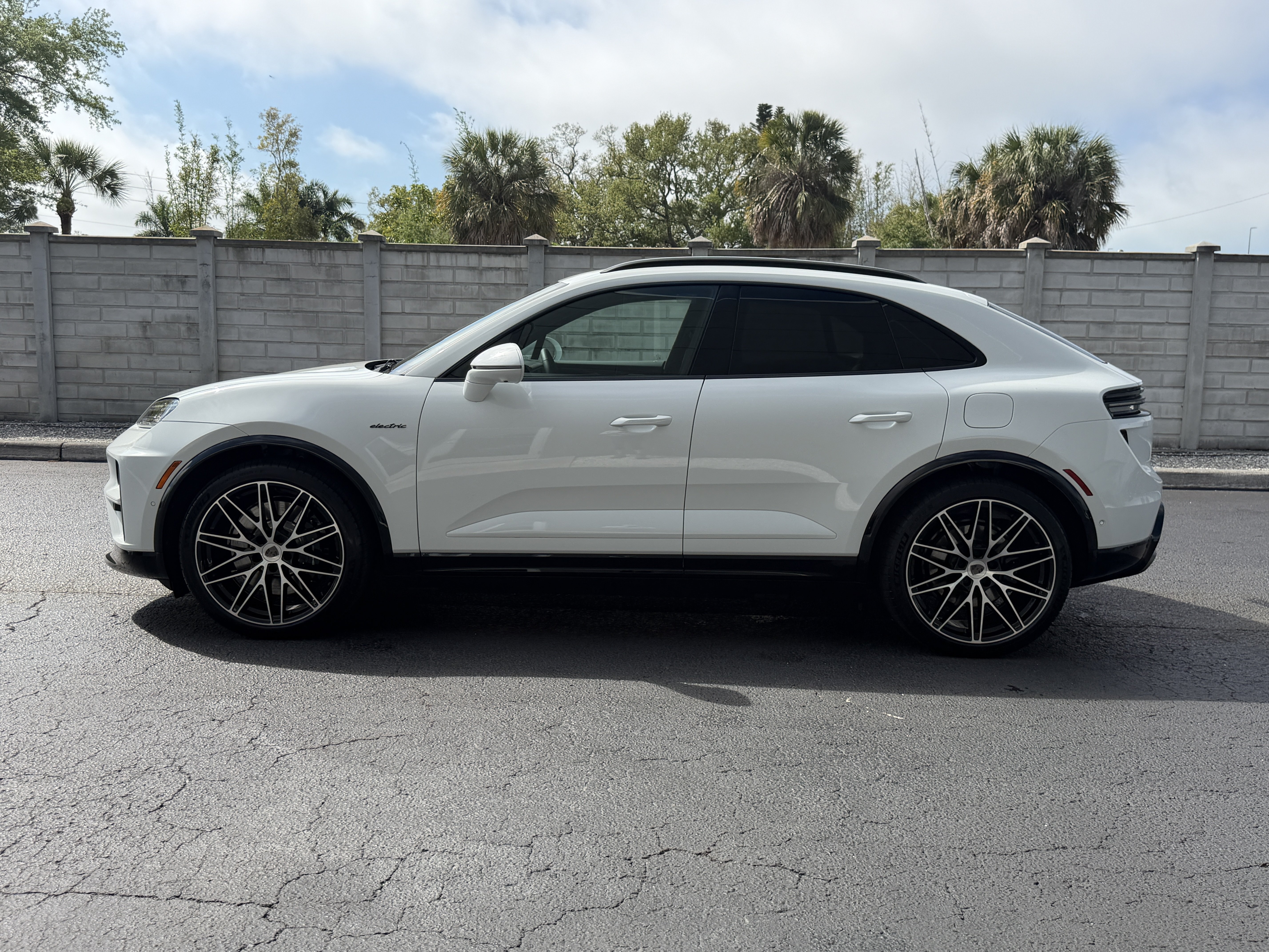 New 2026 Porsche Macan Turbo Electric AWD/4WD image 2