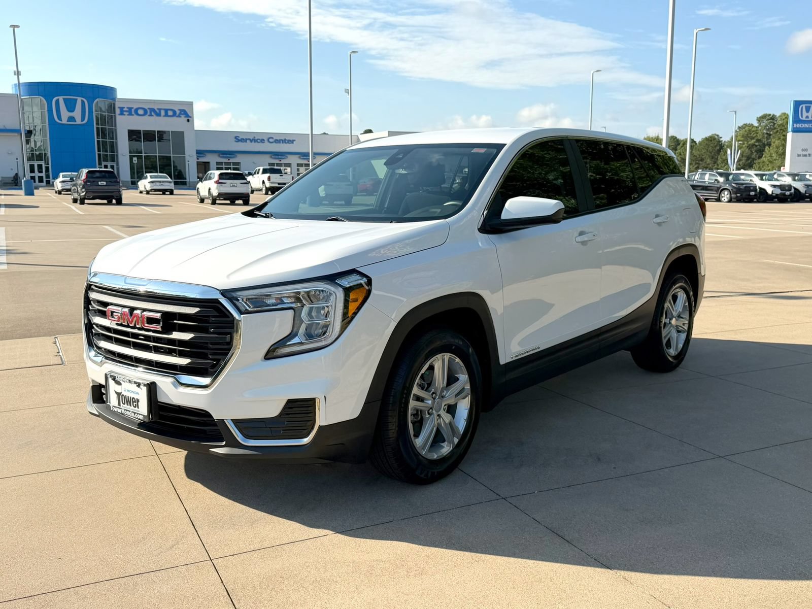 Used 2024 GMC Terrain SLE FWD image 3
