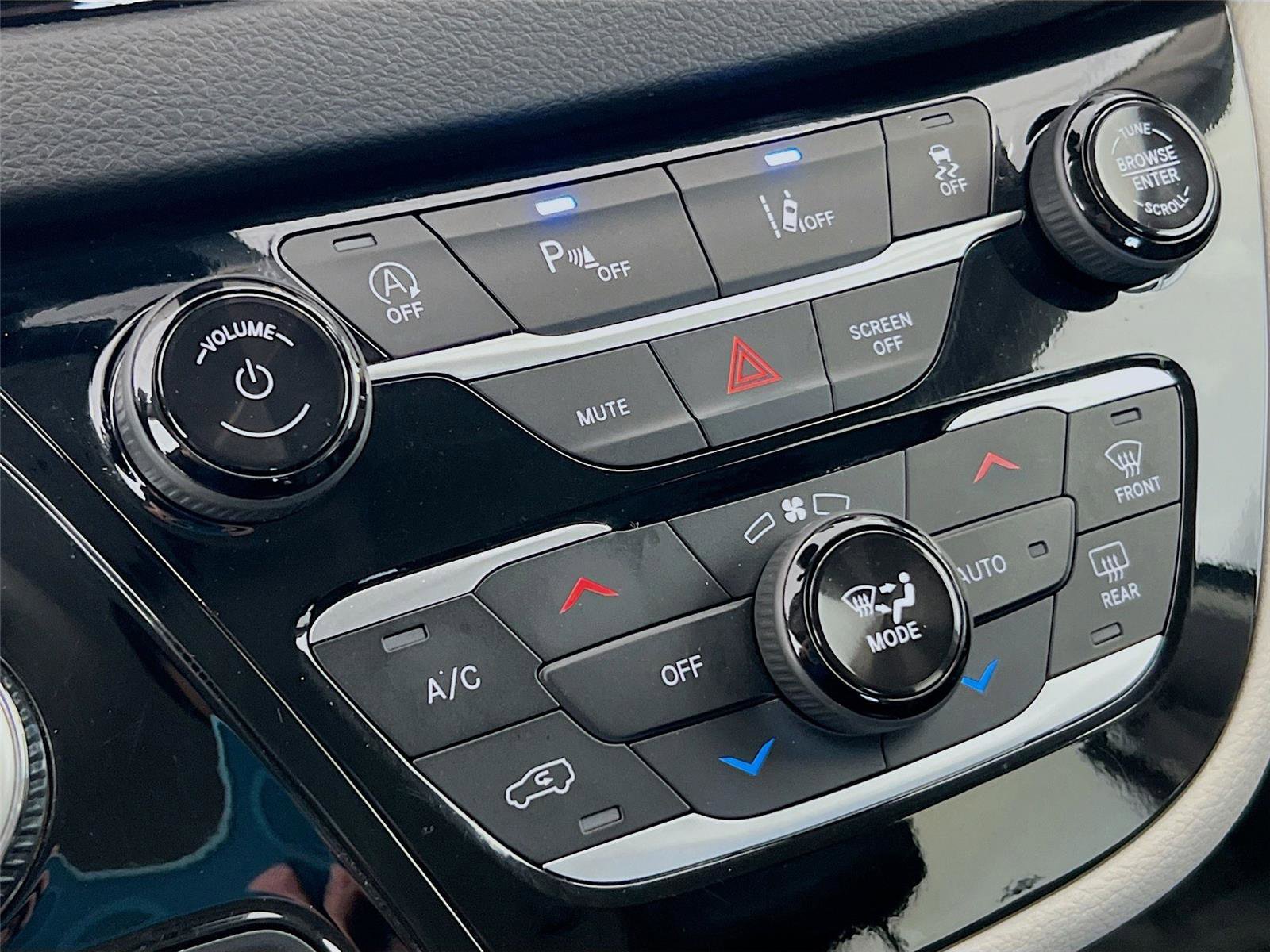 Used 2024 Chrysler Pacifica Touring-L FWD image 9