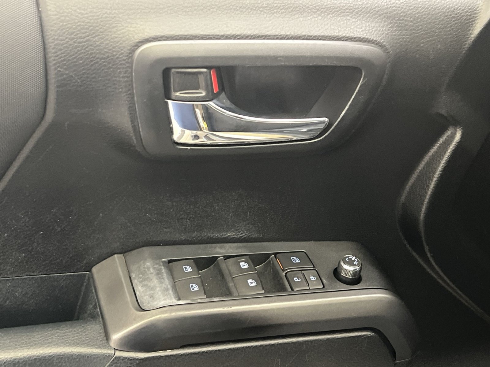Used 2017 Toyota Tacoma TRD Sport w/ Premium & Technology Package RWD image 14