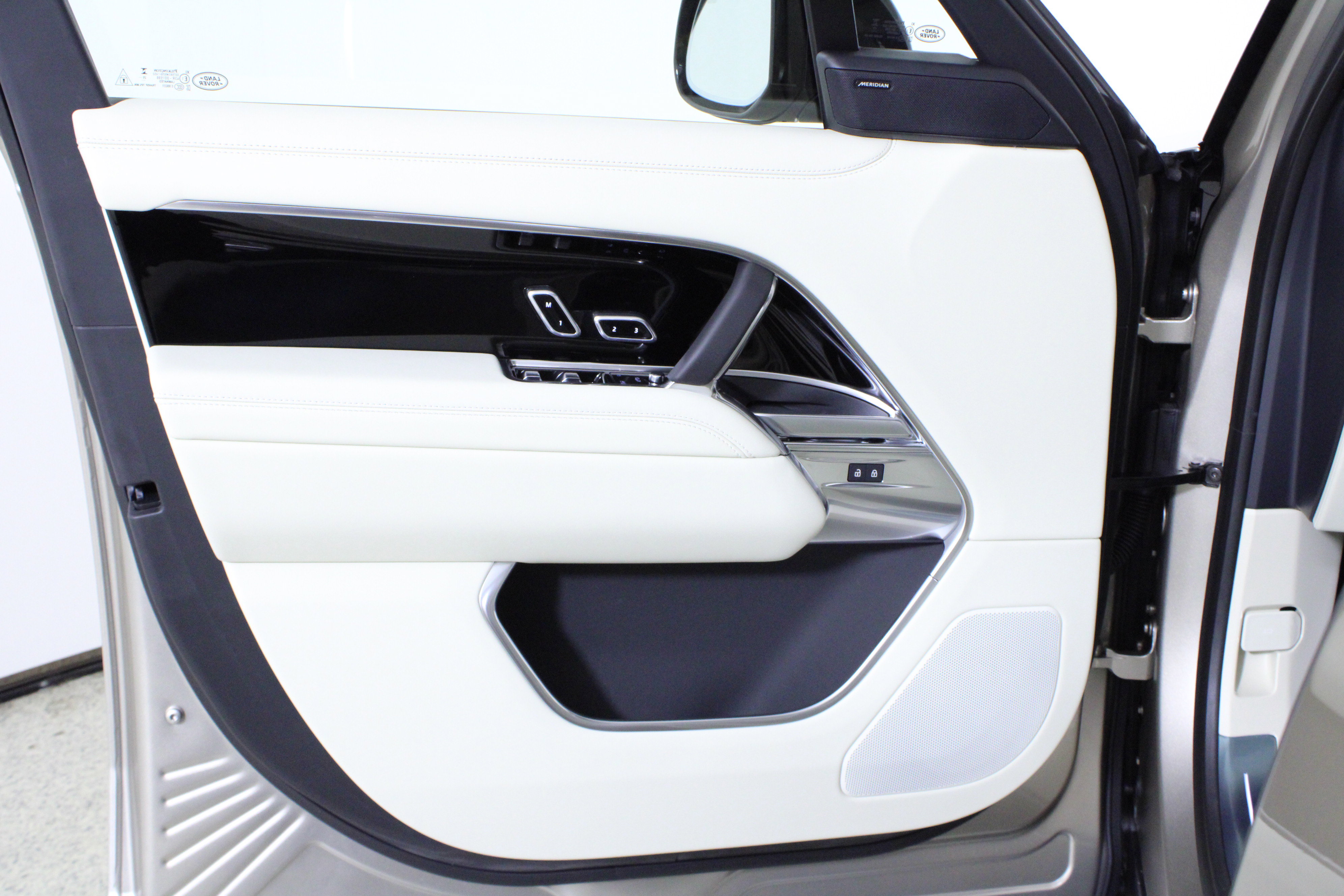 New 2026 Land Rover Range Rover SE image 15