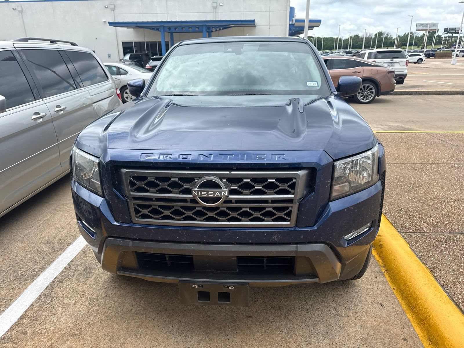 Used 2022 Nissan Frontier SV RWD image 2