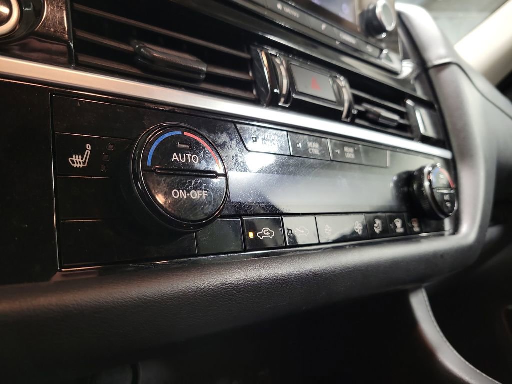 Used 2022 Nissan Pathfinder SV image 17