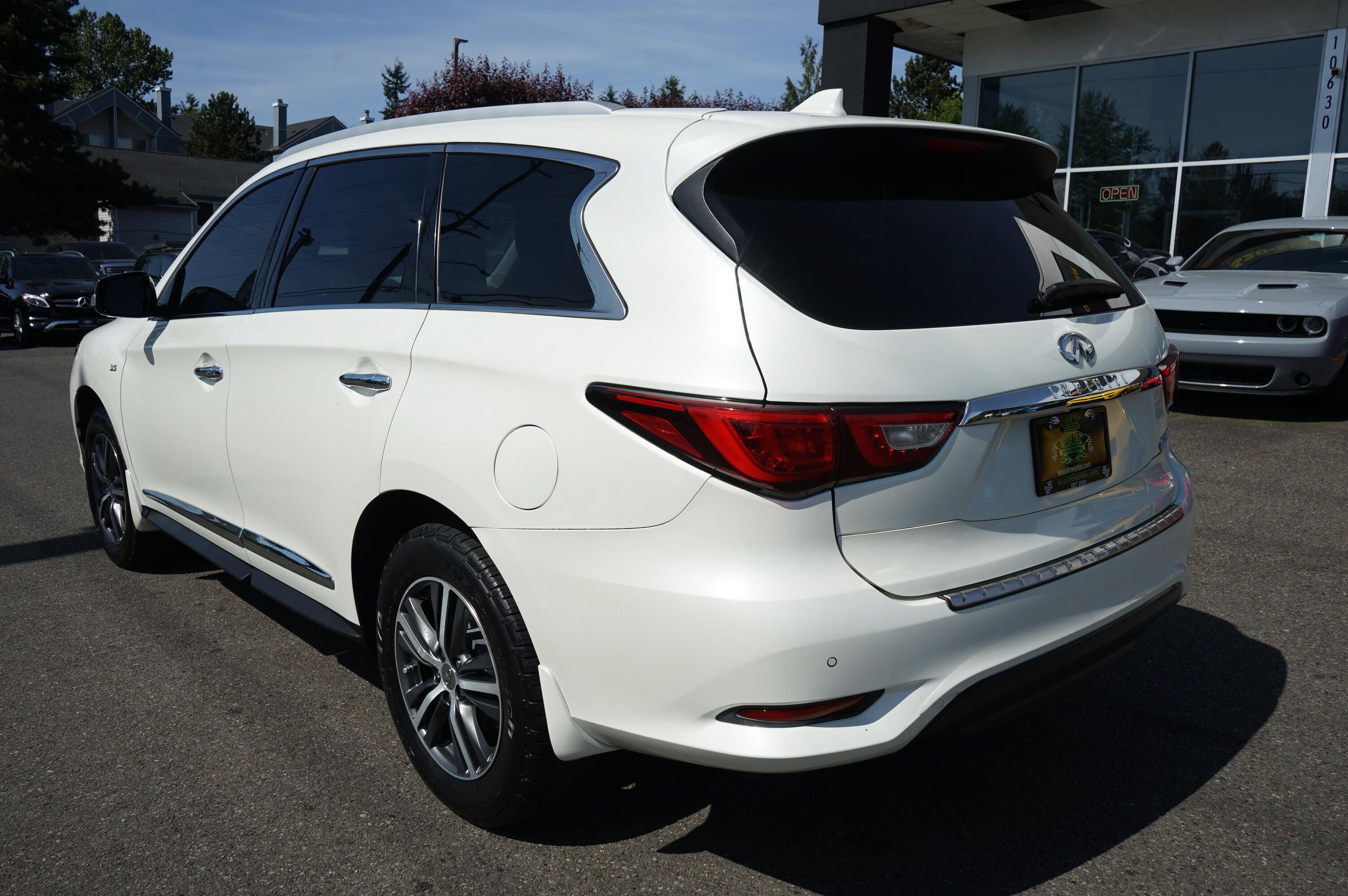 Used 2017 INFINITI QX60 Luxe w/ Premium Plus Package AWD/4WD image 3