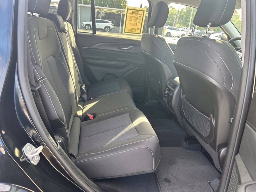 Used 2023 Jeep Grand Cherokee Laredo w/ Luxury Tech Group I RWD image 28