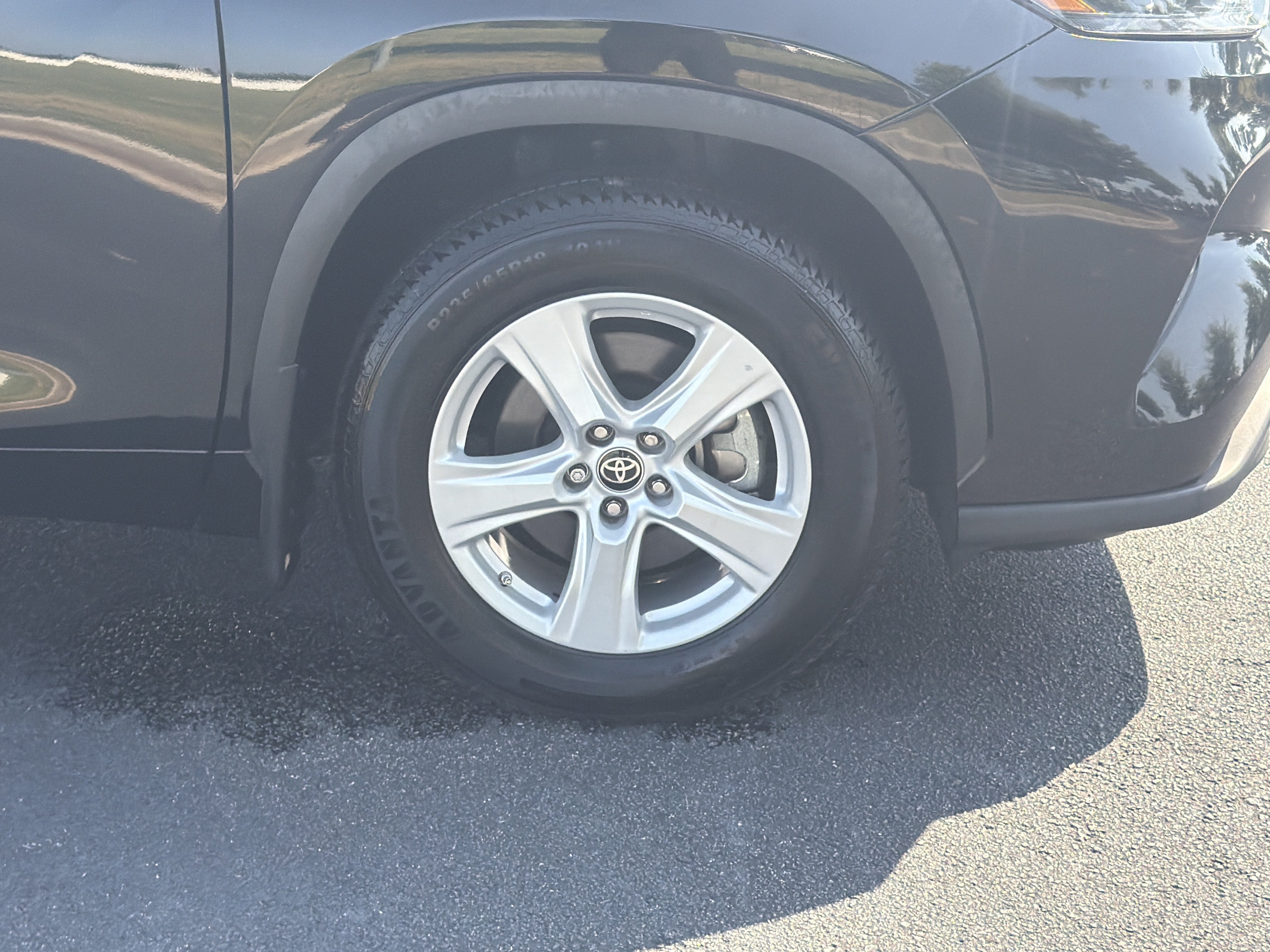 Used 2023 Toyota Highlander LE FWD image 33
