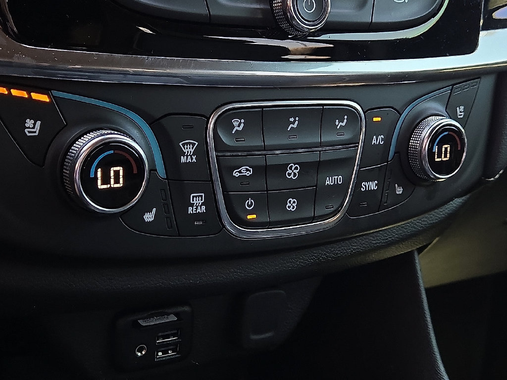 Used 2023 Chevrolet Traverse Premier FWD image 17