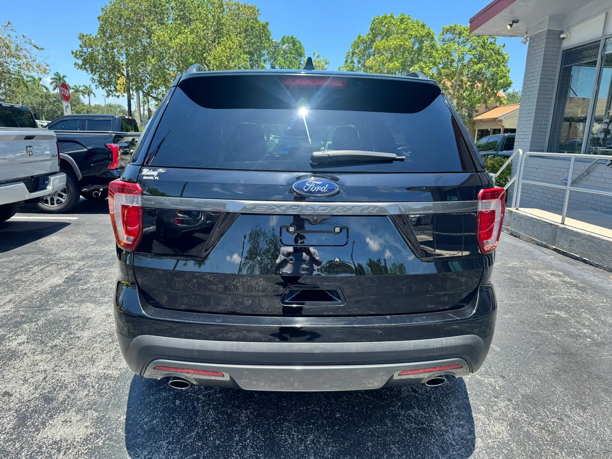 Used 2017 Ford Explorer XLT w/ Equipment Group 202A FWD image 6