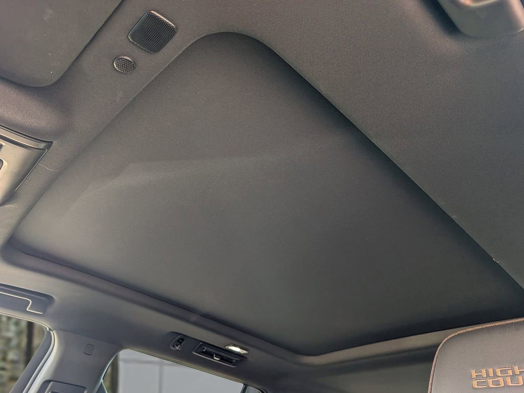 Used 2024 Chevrolet Tahoe High Country AWD/4WD image 18