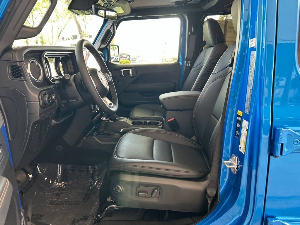 Used 2025 Jeep Wrangler Unlimited Sahara AWD/4WD image 6