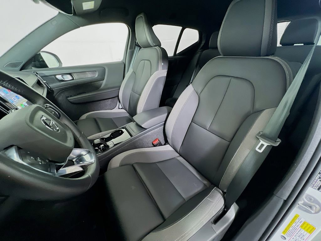 Used 2023 Volvo XC40 Recharge Core image 11