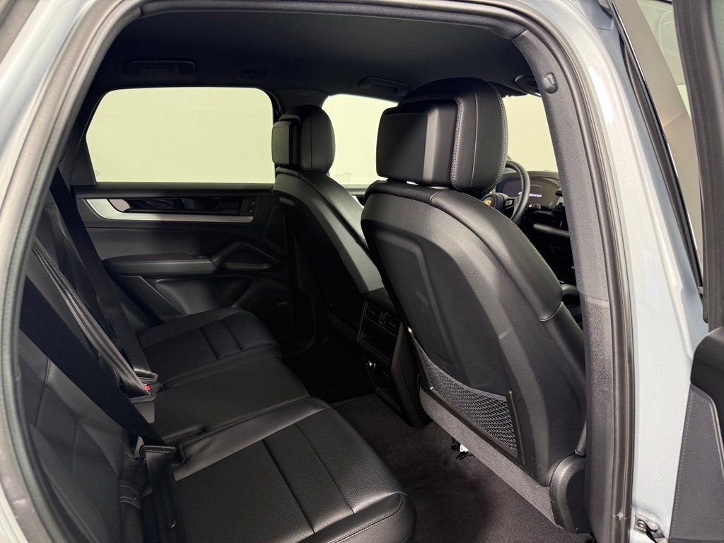 Certified 2025 Porsche Cayenne AWD/4WD image 17
