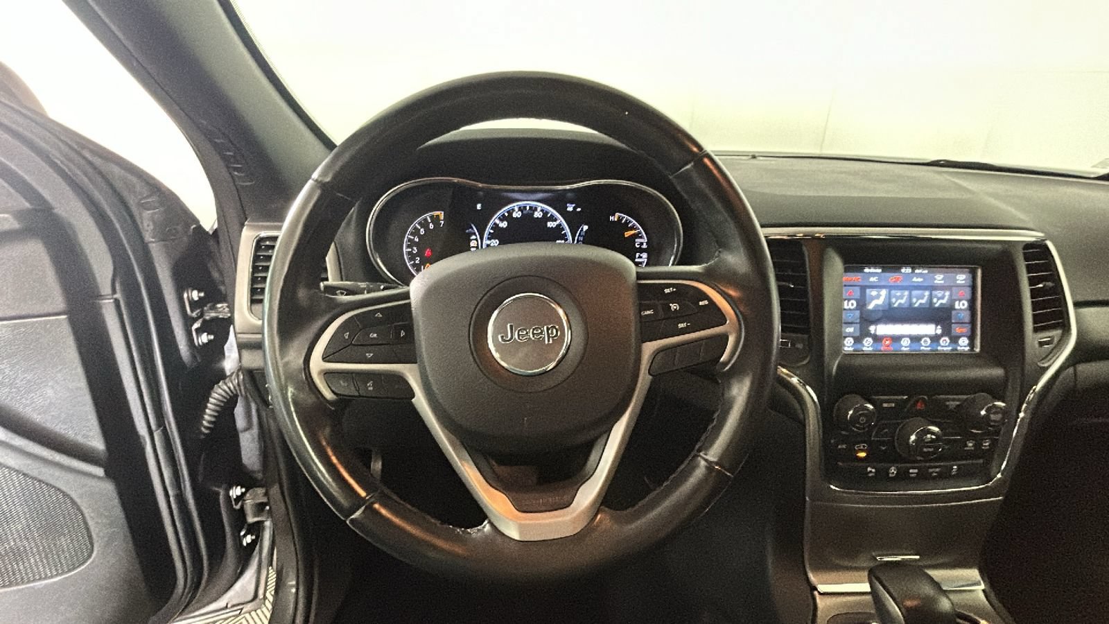 Used 2019 Jeep Grand Cherokee Laredo AWD/4WD image 16