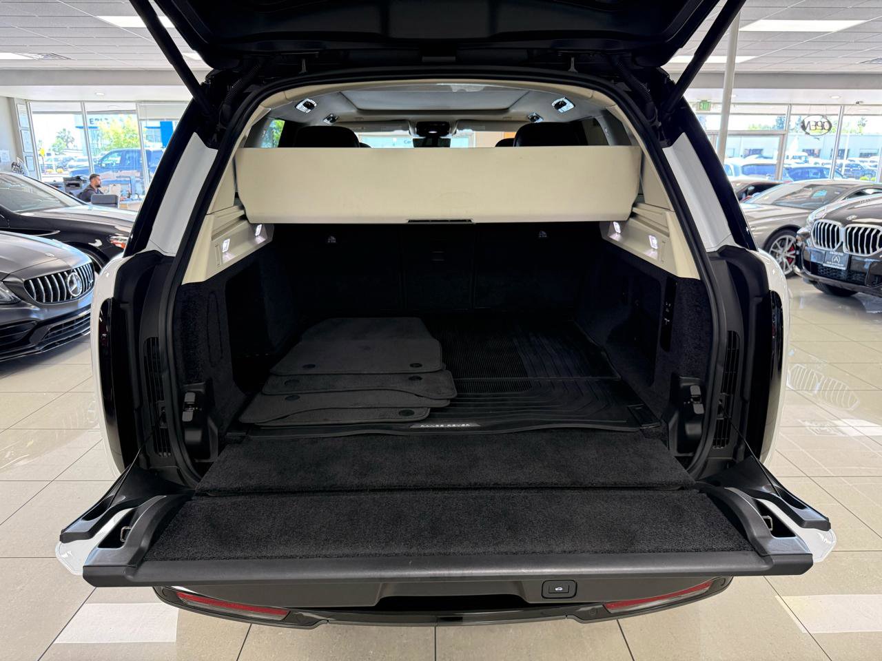 Used 2023 Land Rover Range Rover SE image 37