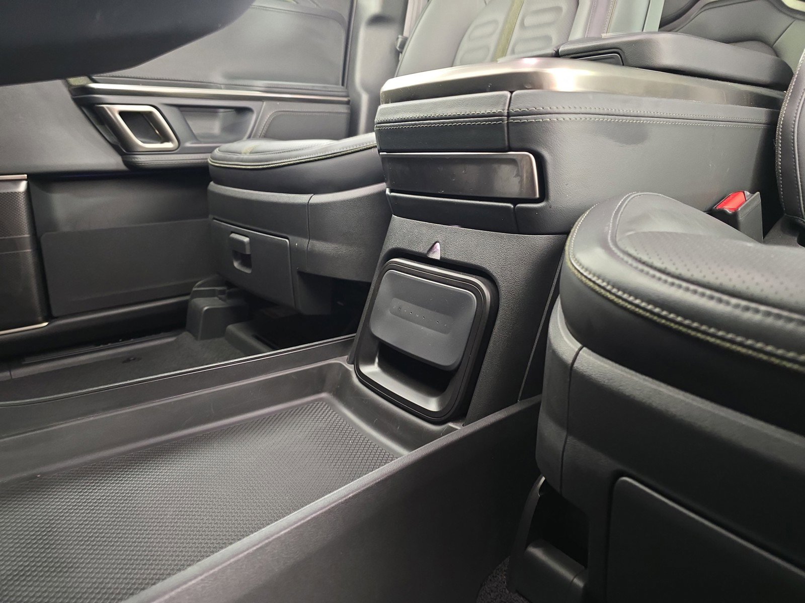 Used 2024 Rivian R1S Adventure image 33