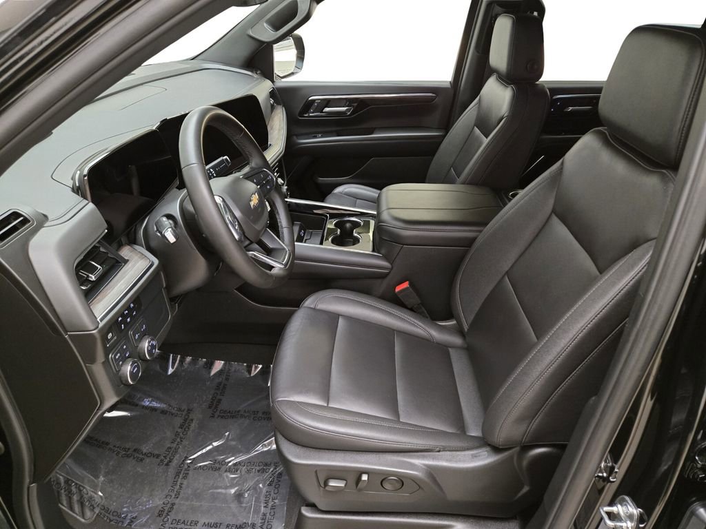 Used 2025 Chevrolet Suburban LT AWD/4WD image 17