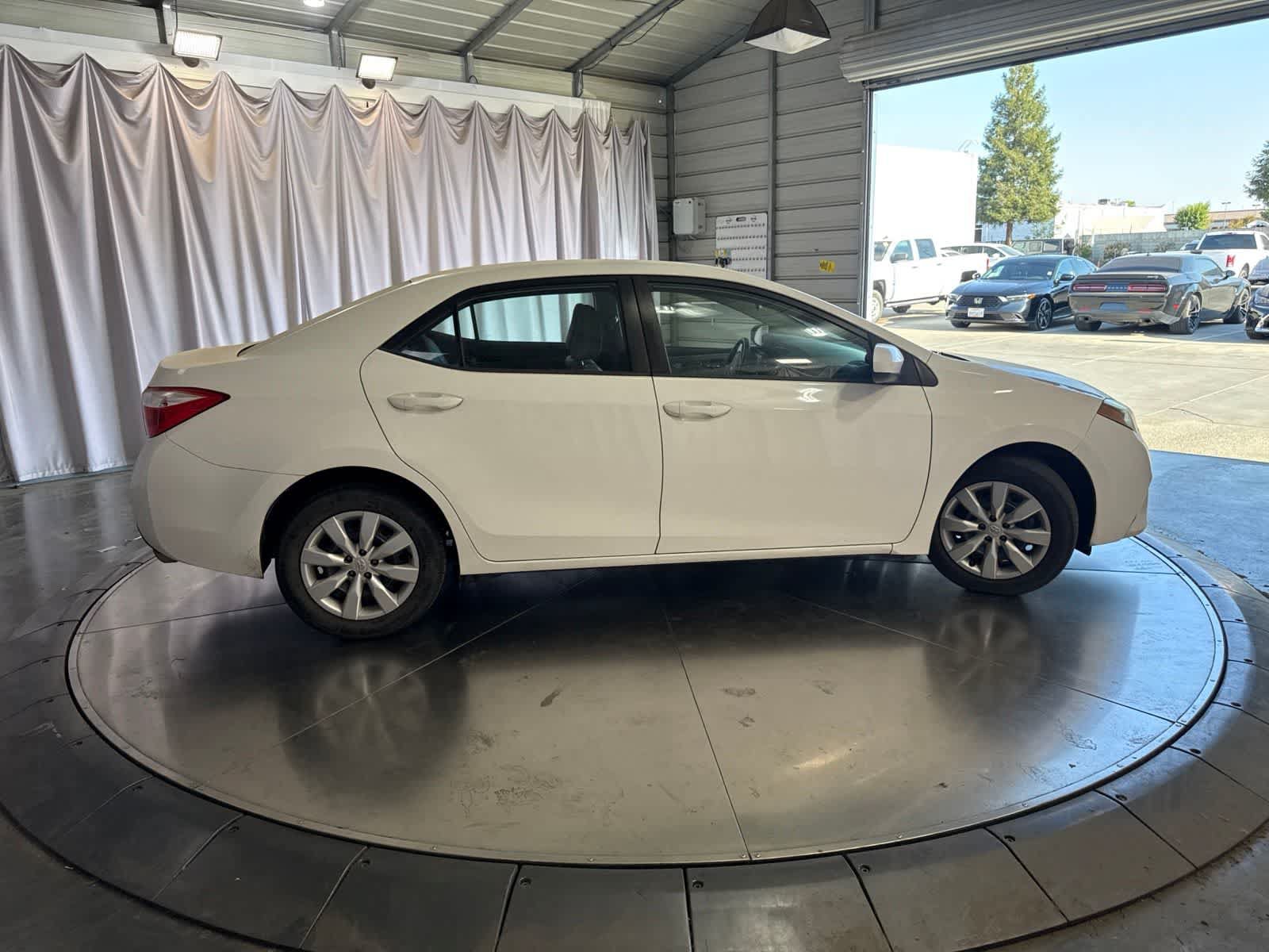 Used 2016 Toyota Corolla LE FWD image 3