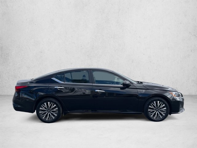 Used 2025 Nissan Altima 2.5 SV FWD image 4