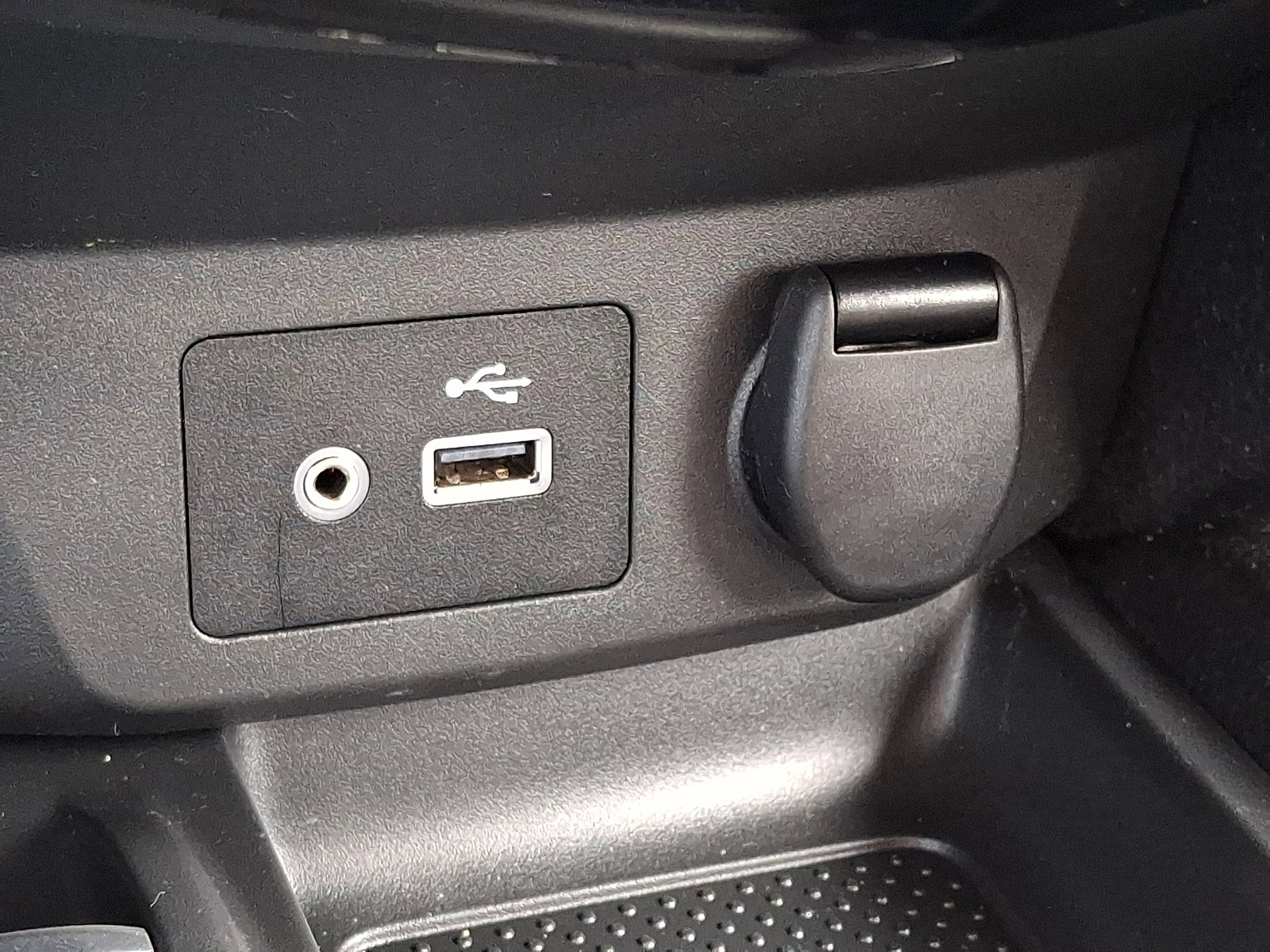 Used 2019 Nissan Rogue SV w/ Premium Package image 24