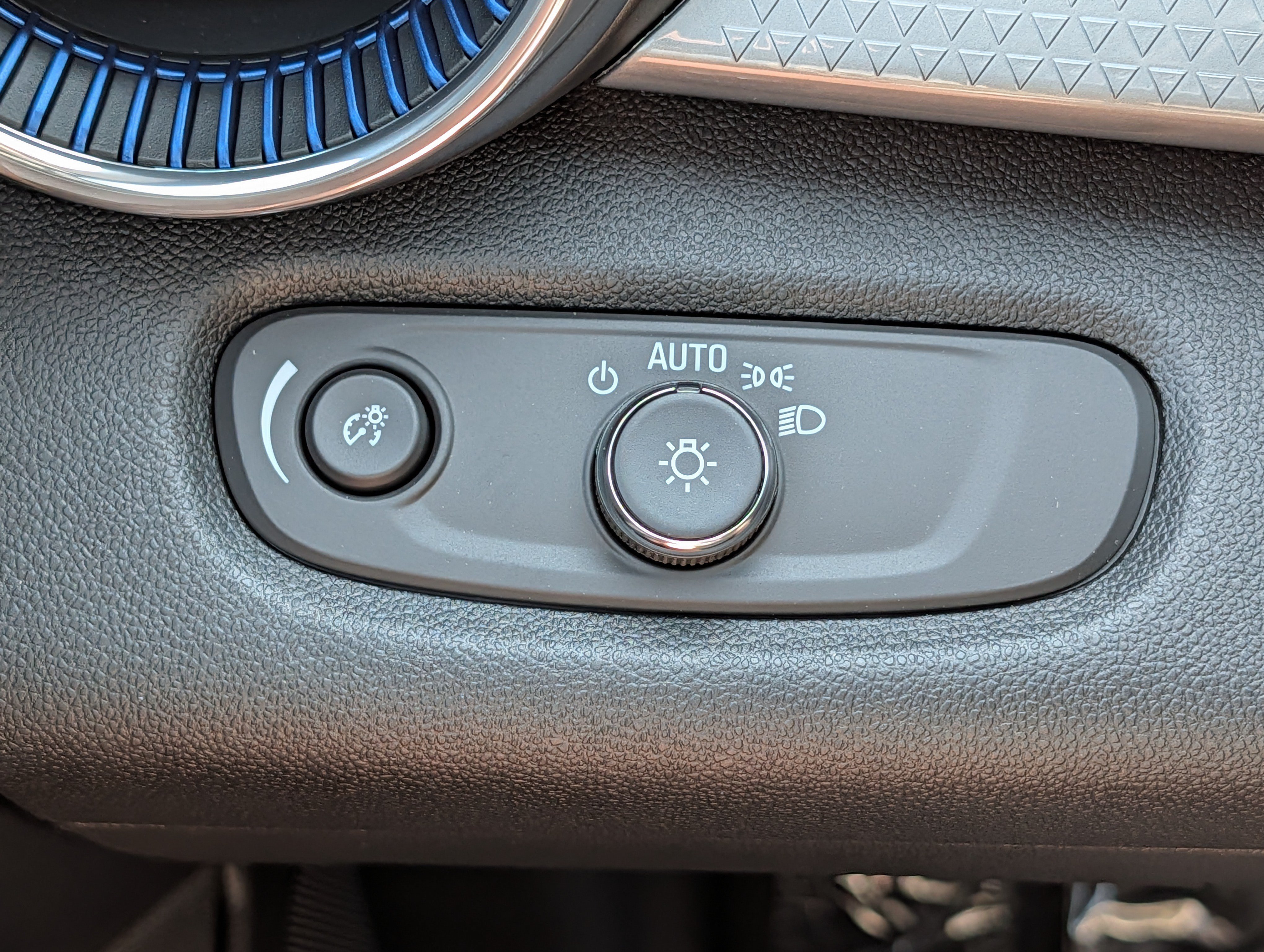 New 2026 Chevrolet Trax LT w/ Sunroof Package FWD image 15