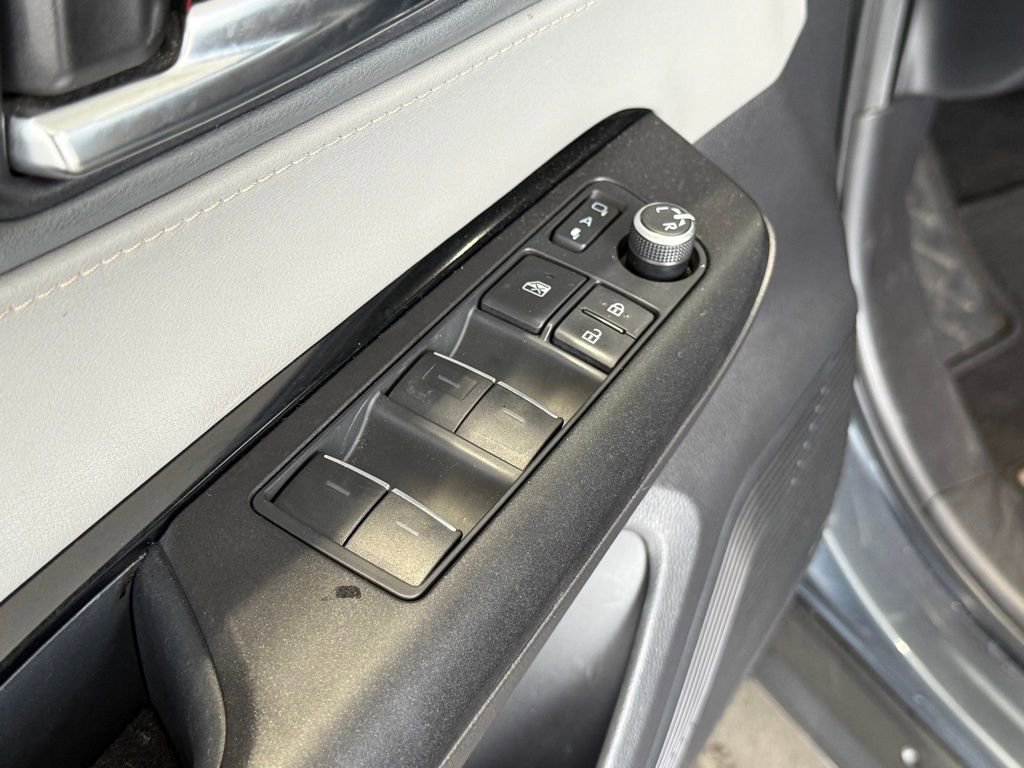 Certified 2021 Toyota Venza LE w/ Carpet Mat Package (TMS) image 17