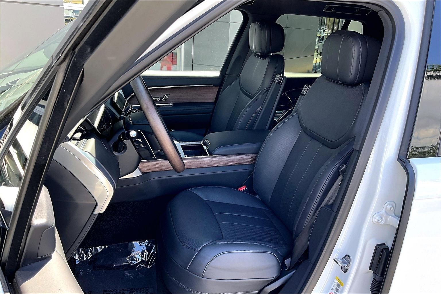 Used 2025 Land Rover Range Rover SE image 24