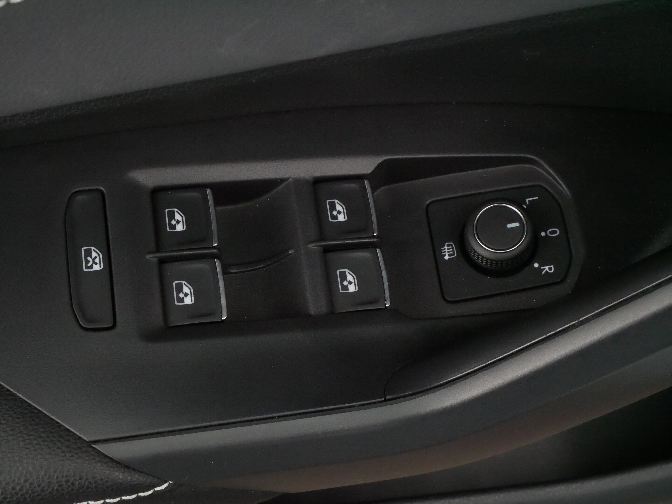 Certified 2025 Volkswagen Jetta SEL image 19