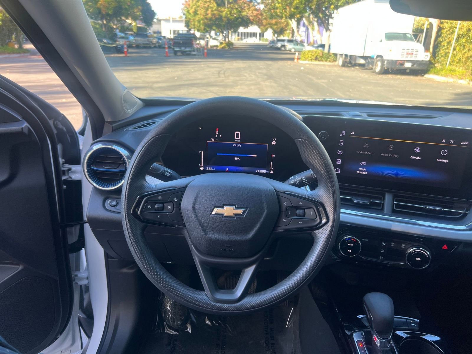 Used 2025 Chevrolet Trax LT image 32